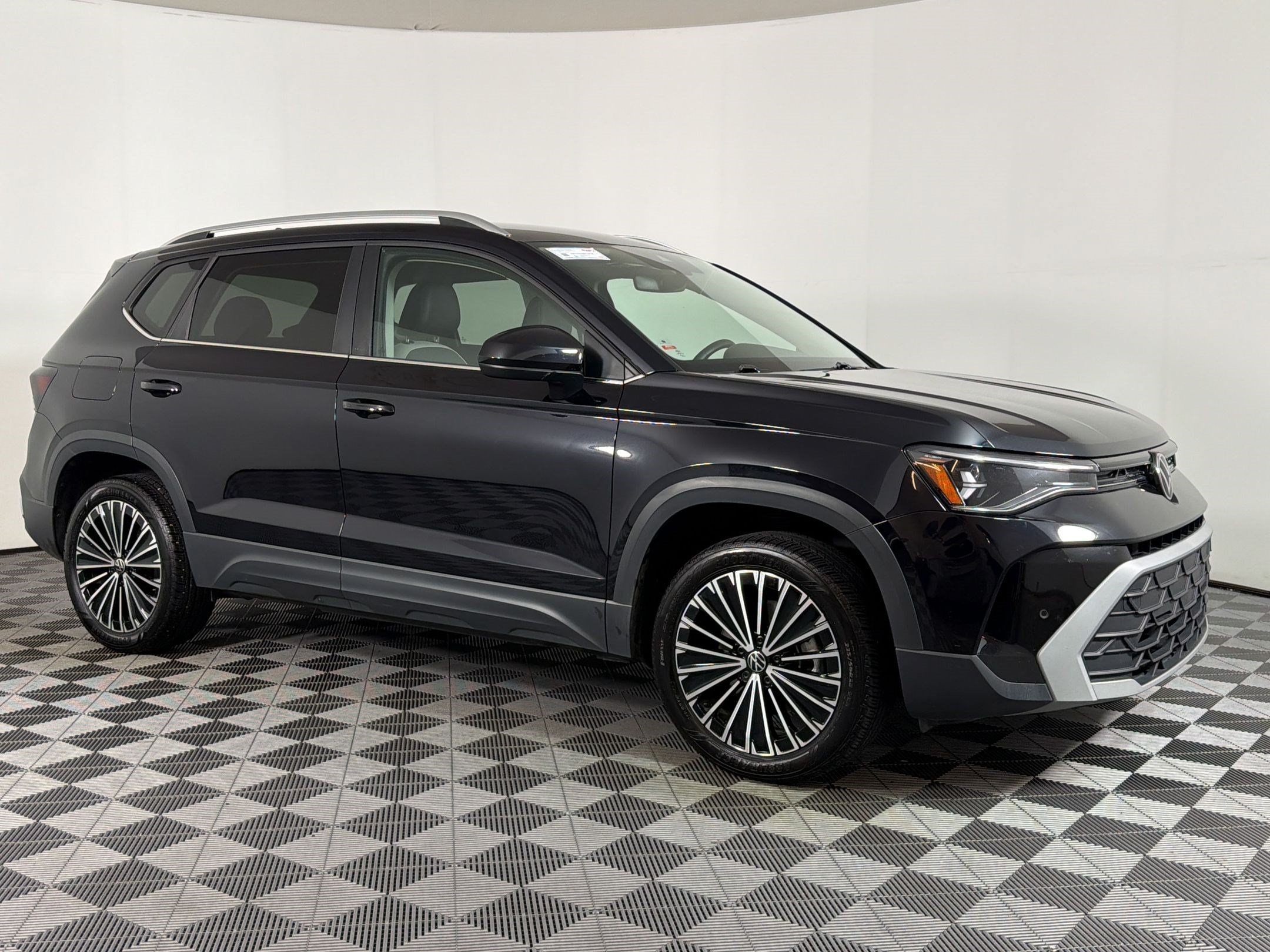 Used 2025 Volkswagen Taos SE FWD image 6