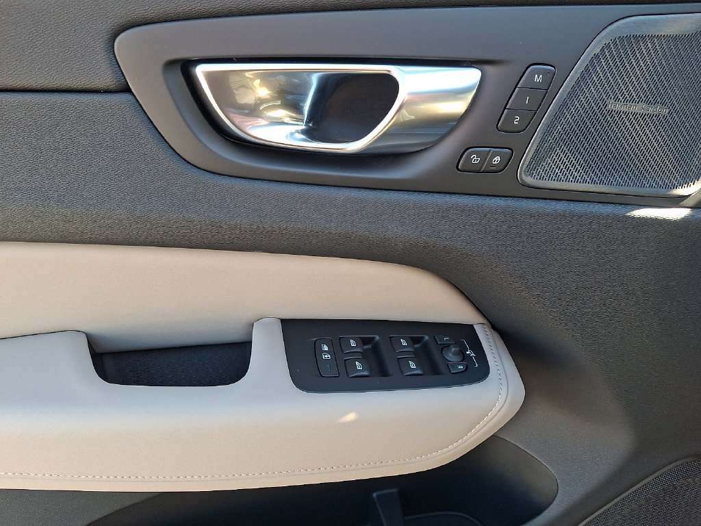 New 2027 Volvo XC60 B5 Plus AWD/4WD image 9