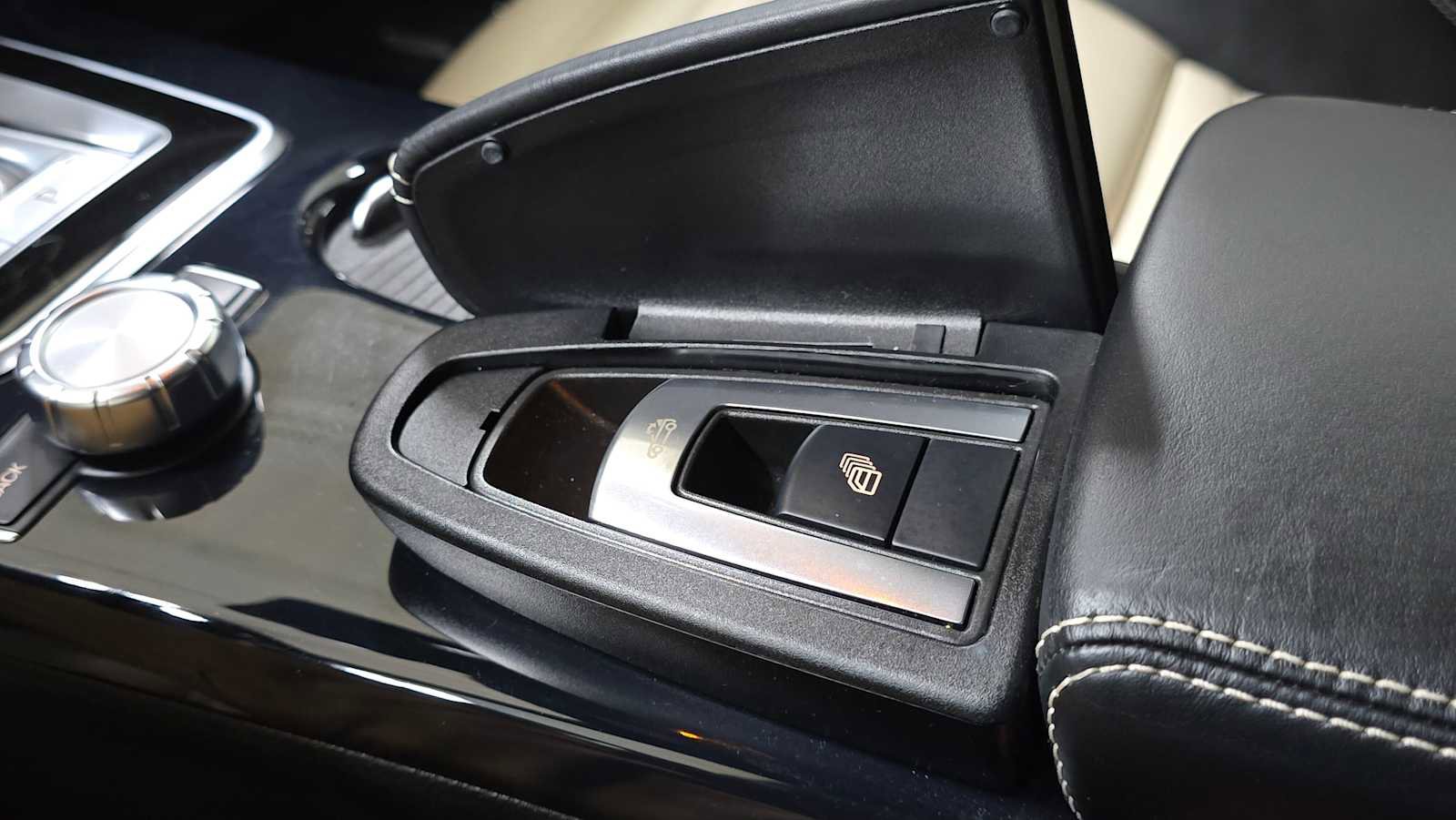 Used 2016 Mercedes-Benz SLK 300 image 35