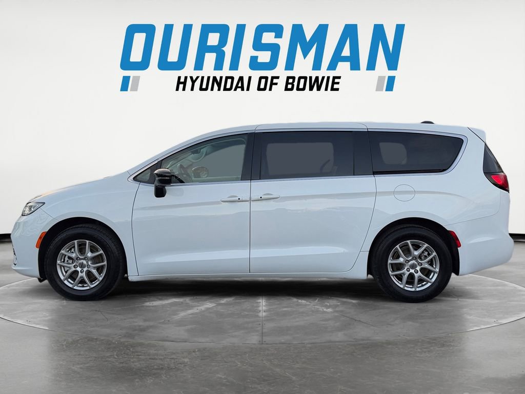 Used 2024 Chrysler Pacifica Touring-L image 3