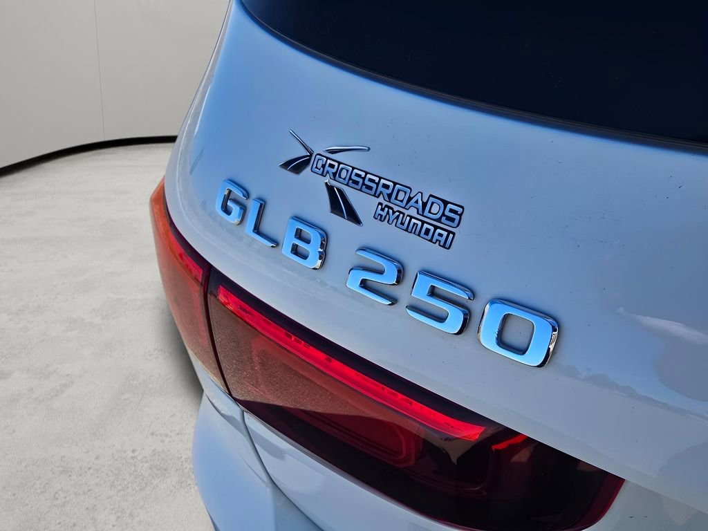 Used 2021 Mercedes-Benz GLB 250 4MATIC w/ Premium Package image 11