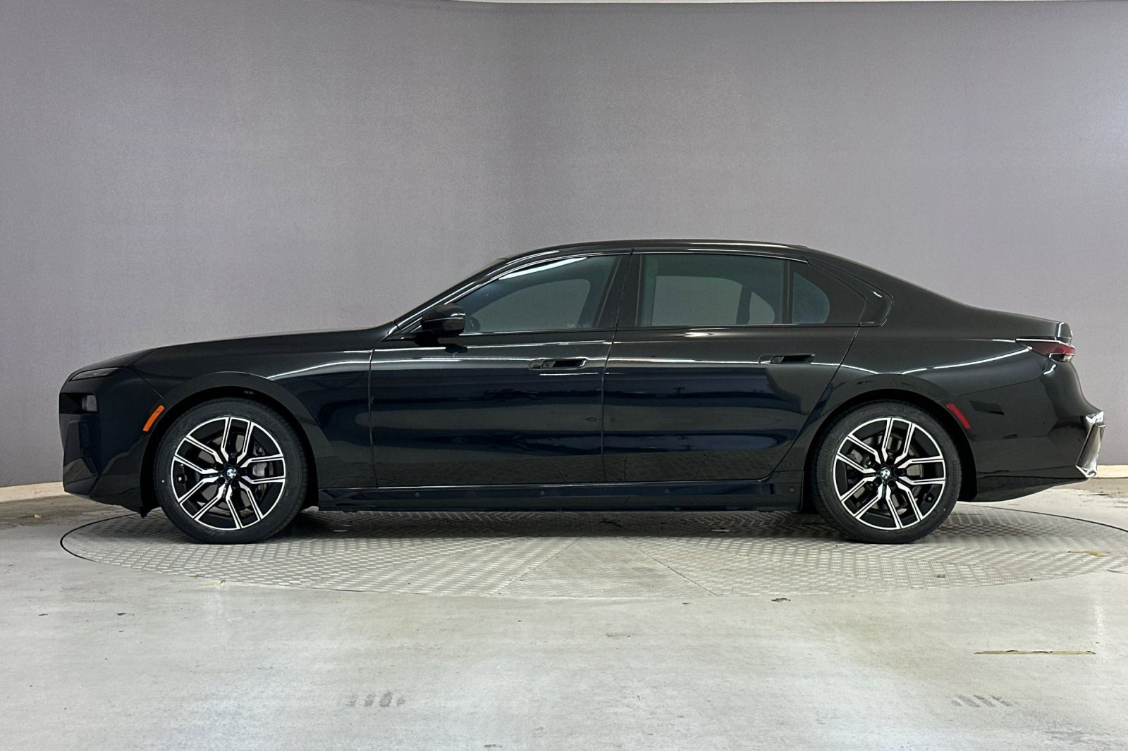 Certified 2023 BMW i7 xDrive60 w/ Executive Package 2 AWD/4WD image 2