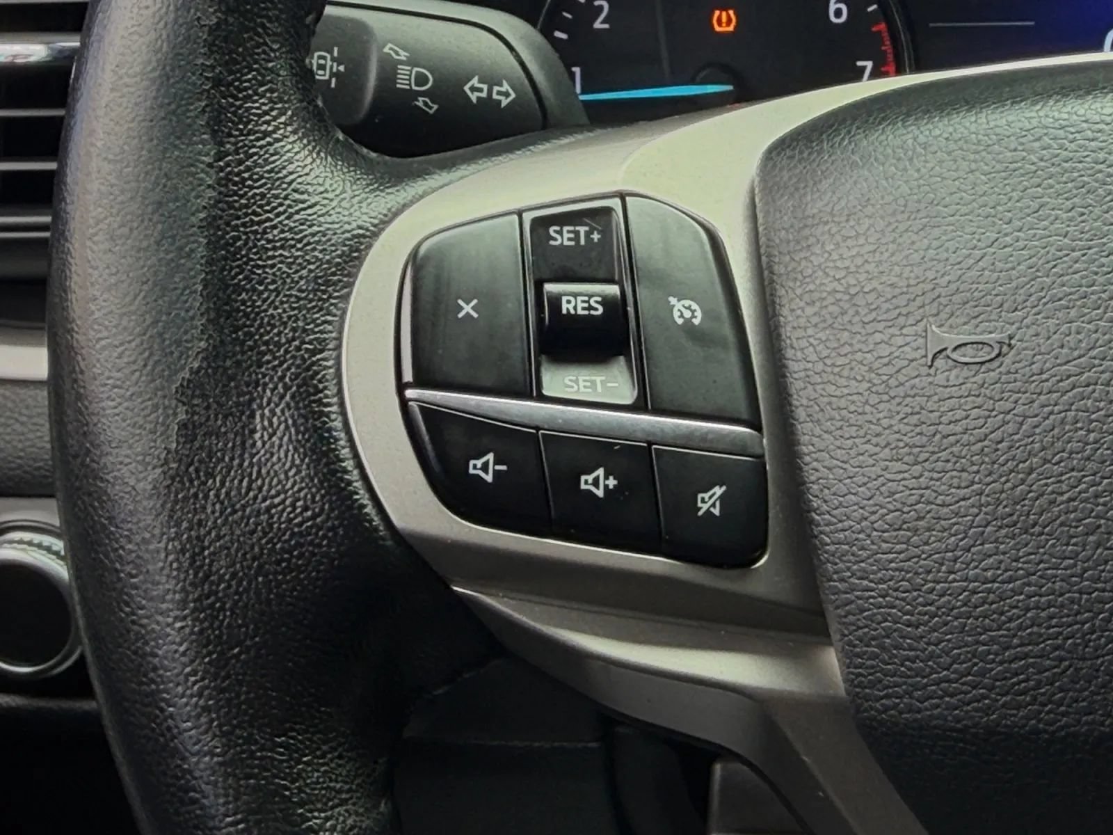 Used 2021 Ford Explorer XLT AWD/4WD image 32