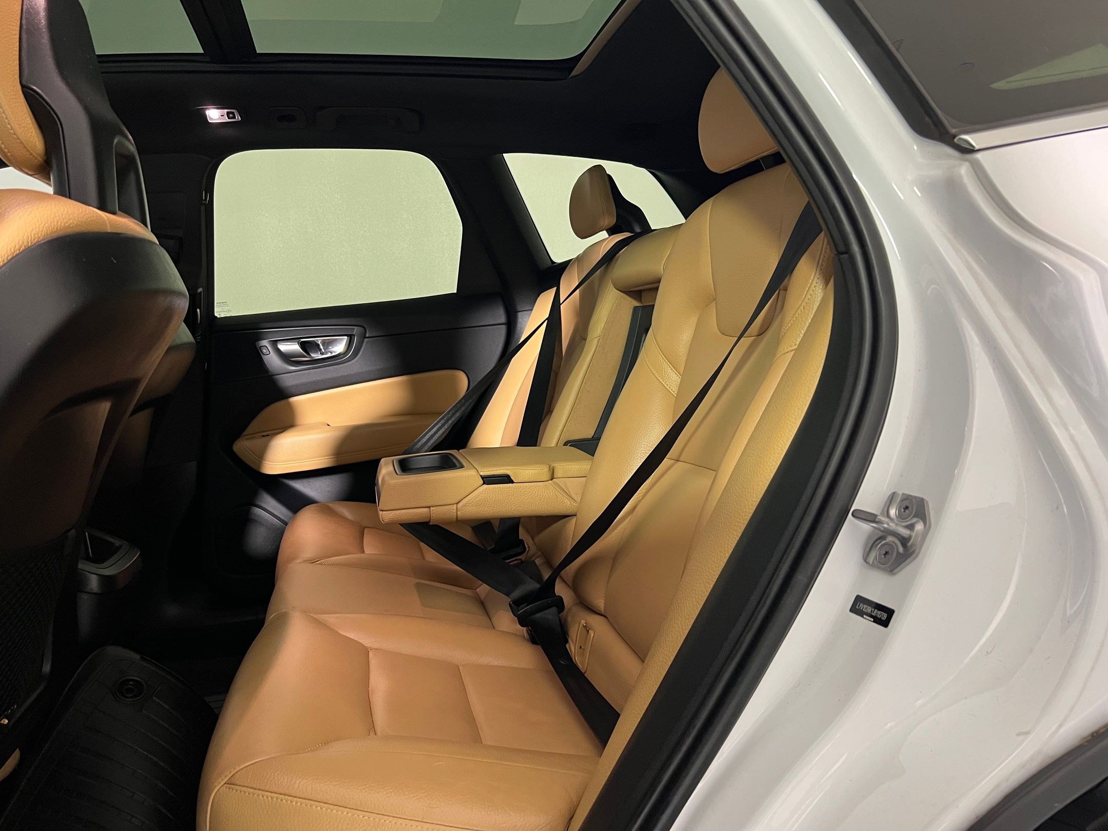 Used 2018 Volvo XC60 T5 Momentum w/ Vision Package image 13