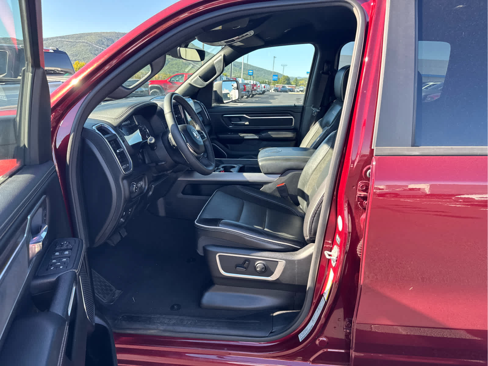Used 2025 RAM 1500 Laramie AWD/4WD image 31