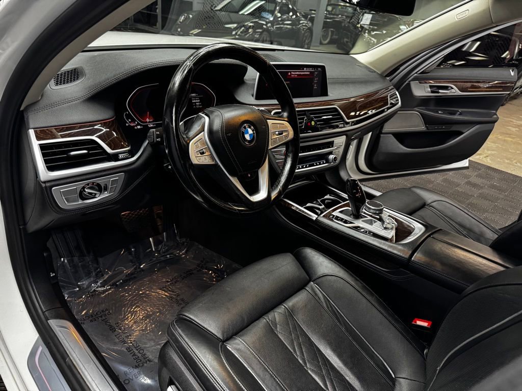 Used 2021 BMW 750i xDrive image 37