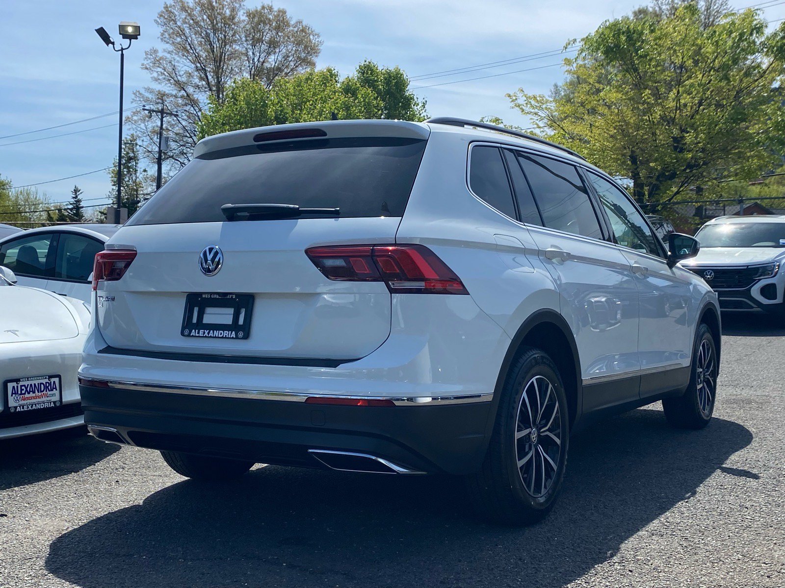 Used 2021 Volkswagen Tiguan SE FWD image 3