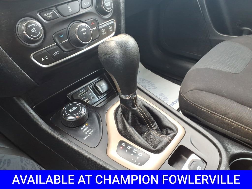 Used 2016 Jeep Cherokee Latitude w/ Cold Weather Group image 18