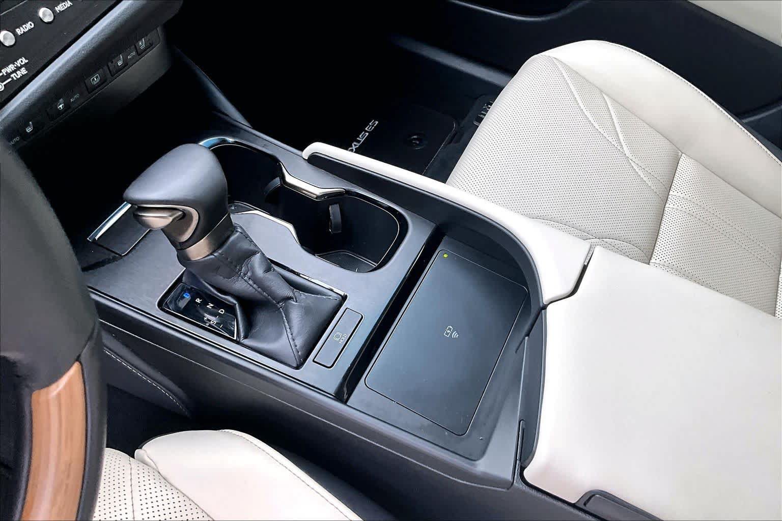 Used 2025 Lexus ES 350 Ultra Luxury w/ Accessory Package (Z2) FWD image 17