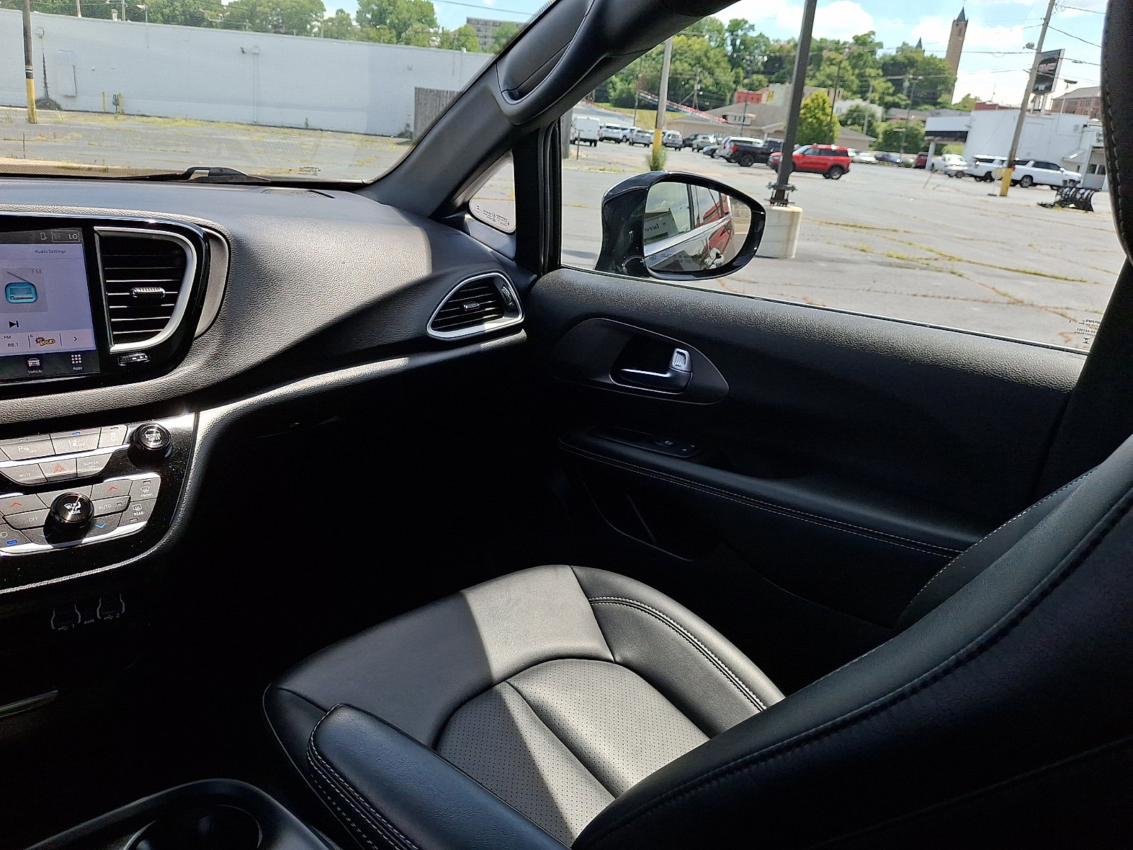 Used 2025 Chrysler Pacifica Select FWD image 27