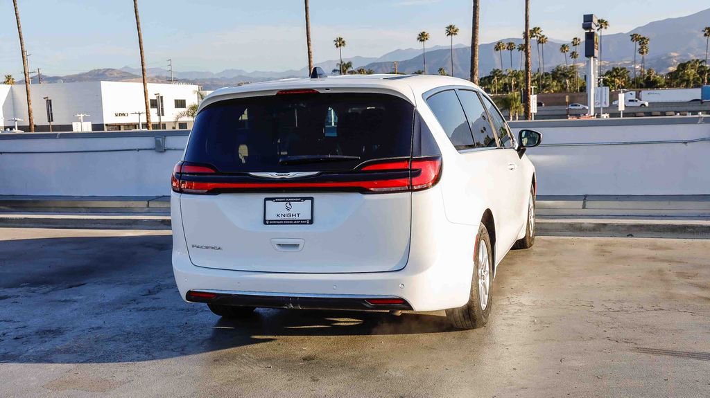 Used 2023 Chrysler Pacifica Touring-L FWD image 9