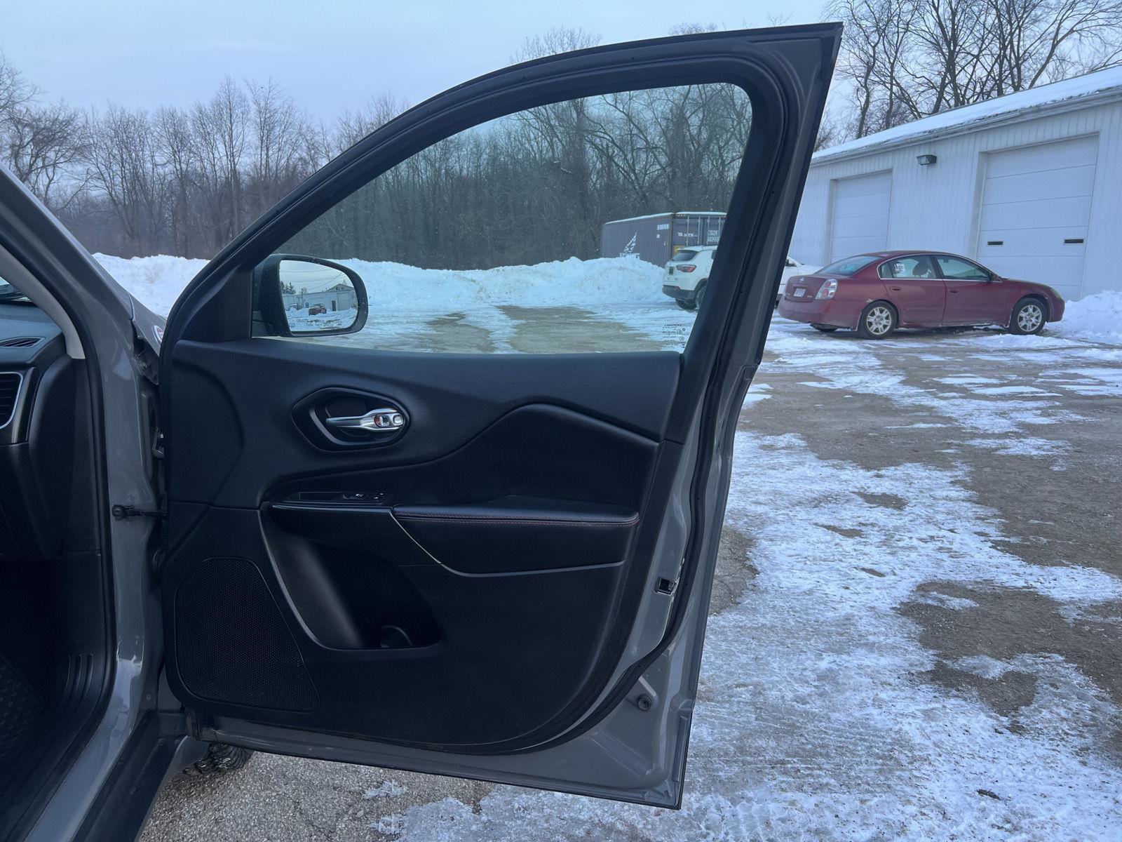 Used 2019 Jeep Cherokee Trailhawk w/ Cold Weather Group image 27