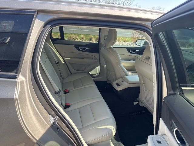Used 2020 Volvo V60 T5 Cross Country image 13