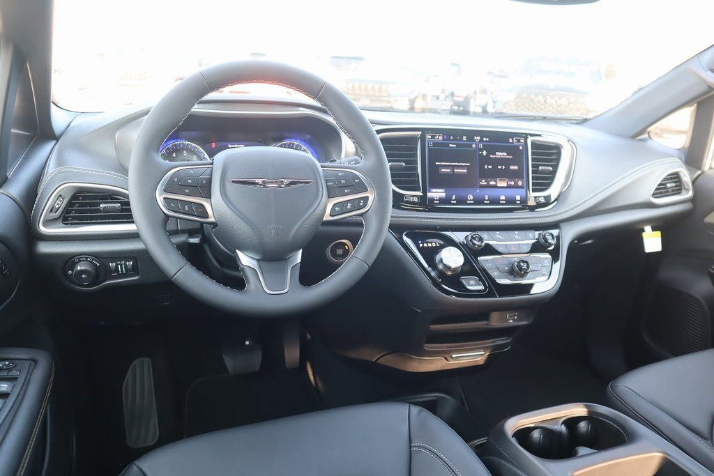New 2026 Chrysler Pacifica Select image 2