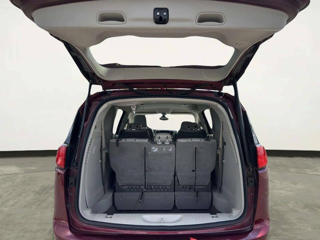 Used 2017 Chrysler Pacifica Touring-L FWD image 16