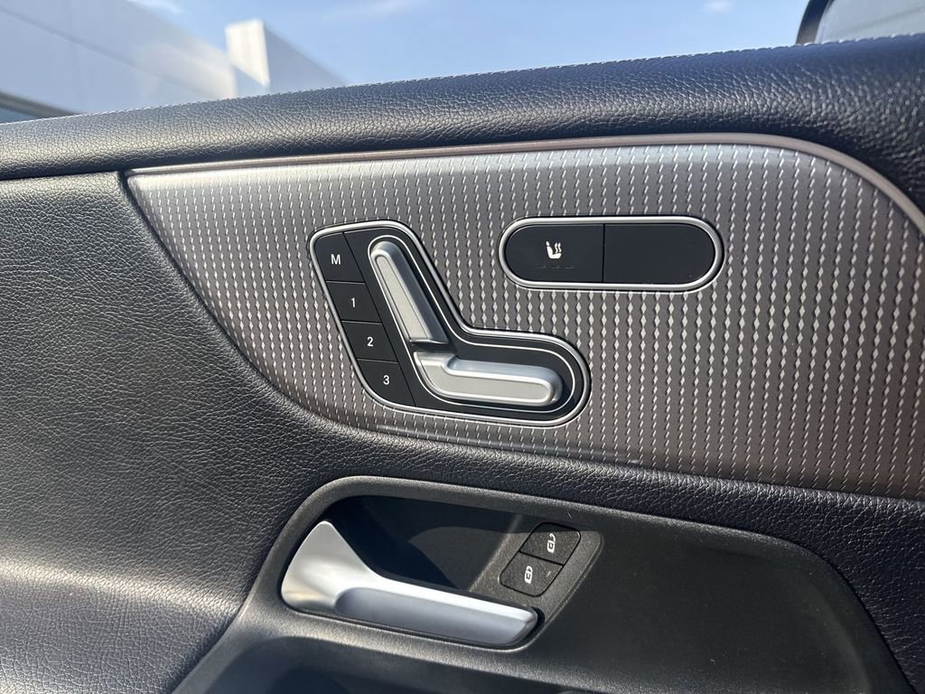 Used 2020 Mercedes-Benz GLB 250 4MATIC w/ Premium Package image 30