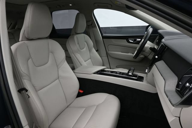 Used 2023 Volvo XC60 B5 Plus AWD/4WD image 30