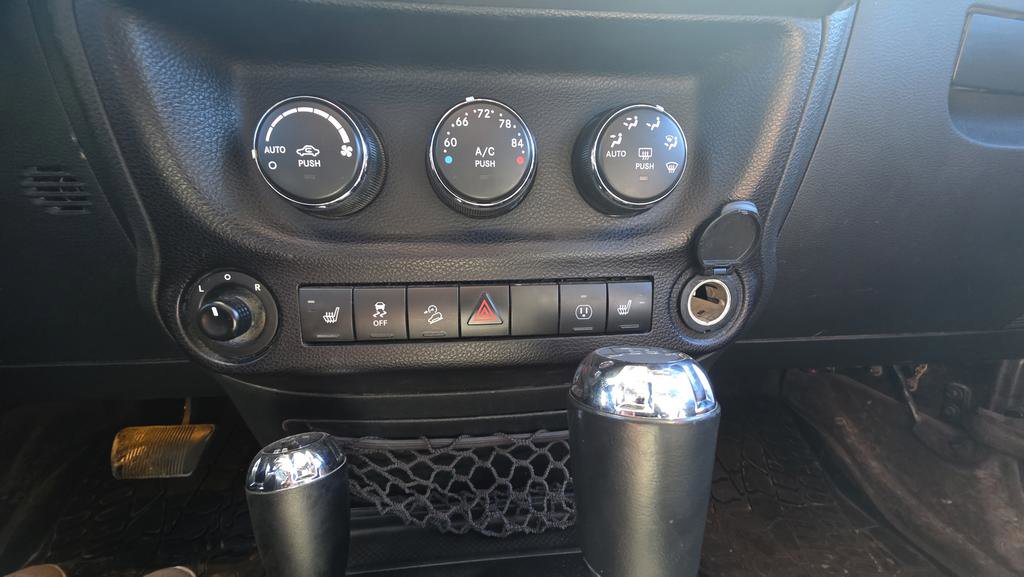 Used 2016 Jeep Wrangler Unlimited Rubicon AWD/4WD image 12