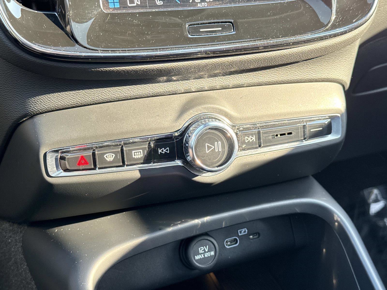 Used 2024 Volvo XC40 B5 Plus image 7