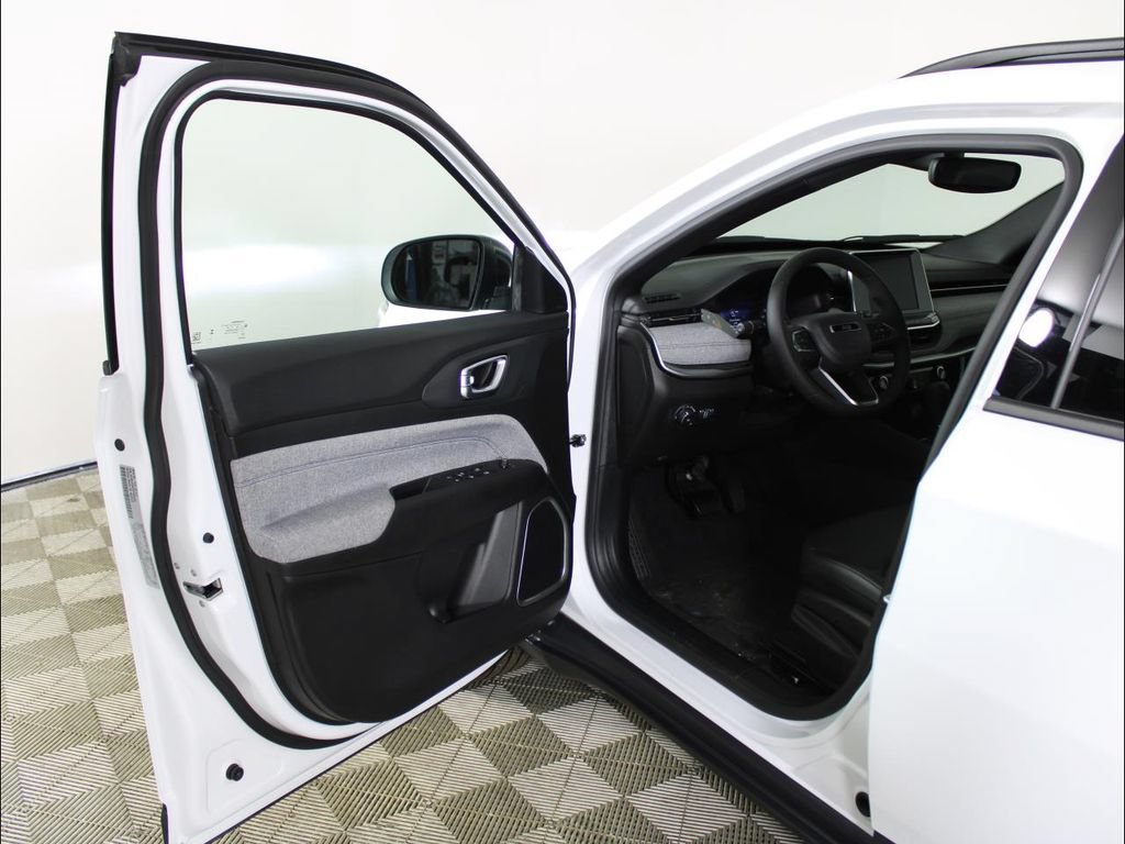 New 2025 Jeep Compass Latitude AWD/4WD image 8