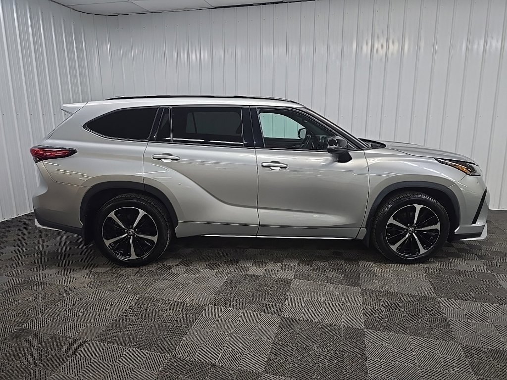 Used 2022 Toyota Highlander XSE AWD/4WD image 2