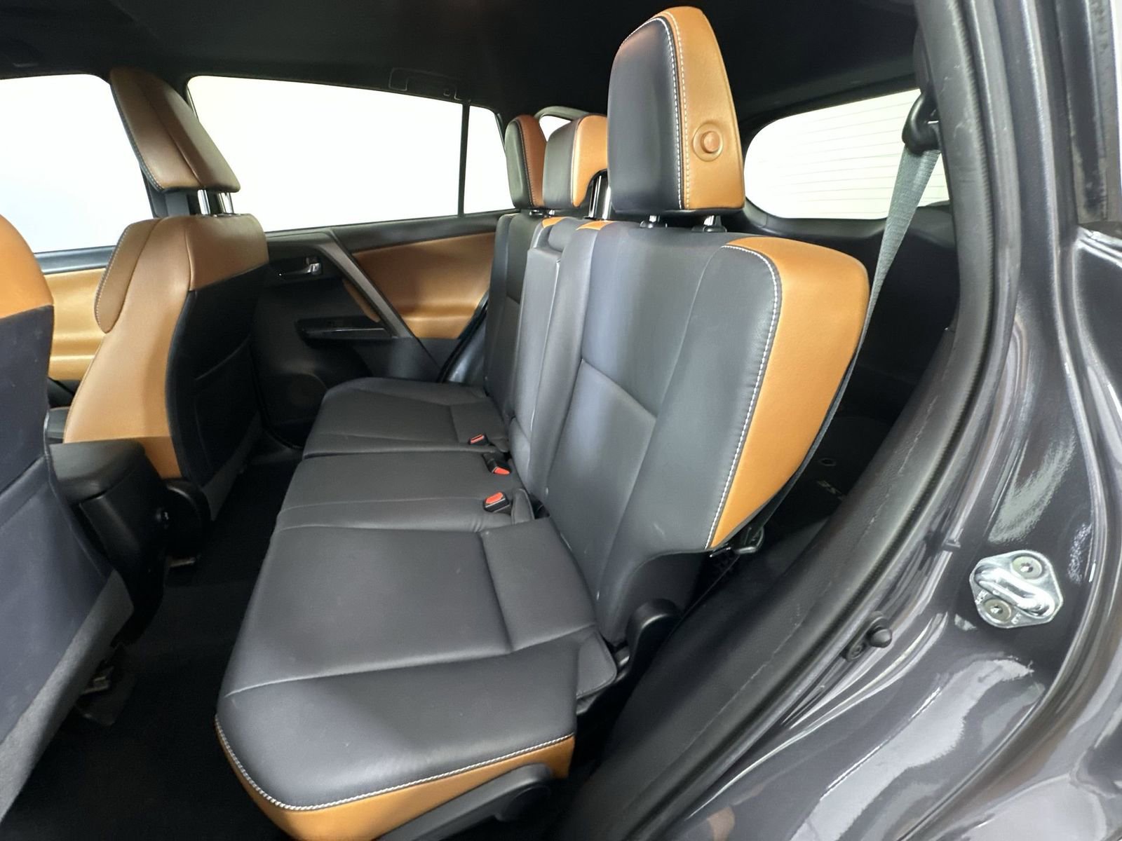 Used 2017 Toyota RAV4 SE image 27