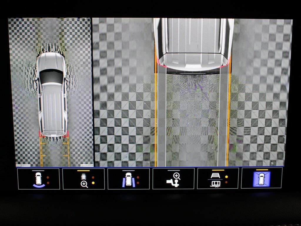 Used 2024 GMC Yukon XL SLT w/ SLT Luxury Package image 18