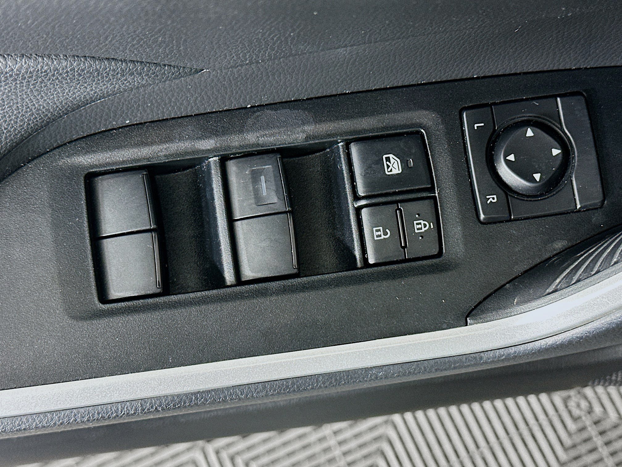 Used 2025 Toyota RAV4 LE FWD image 15