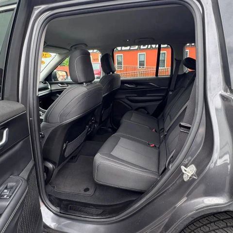 Used 2024 Jeep Grand Cherokee Laredo RWD image 9