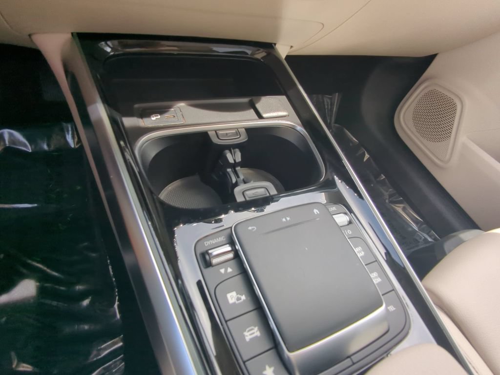 Used 2021 Mercedes-Benz GLB 250 w/ Premium Package image 8