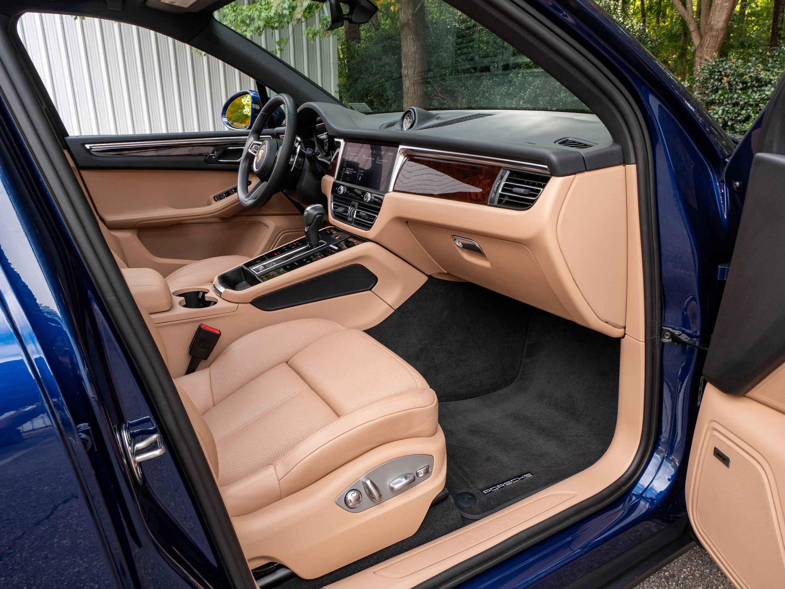 Certified 2024 Porsche Macan AWD/4WD image 32