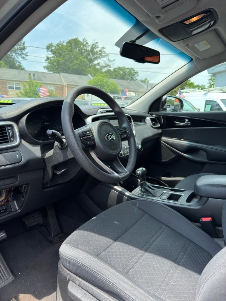 Used 2017 Kia Sorento L image 2