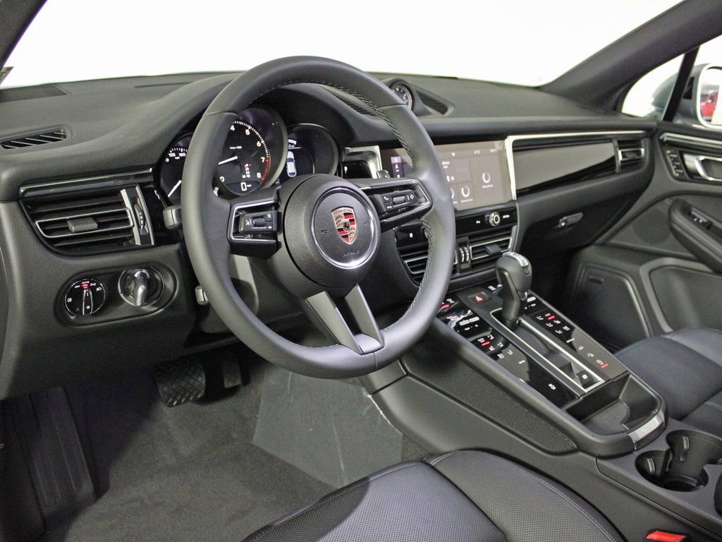 Certified 2025 Porsche Macan image 4