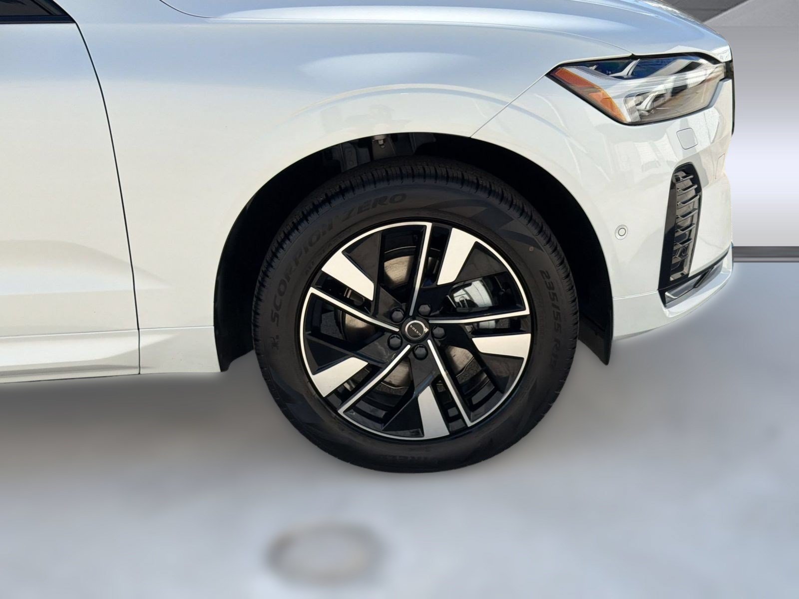 New 2026 Volvo XC60 B5 Plus w/ Climate Package AWD/4WD image 13