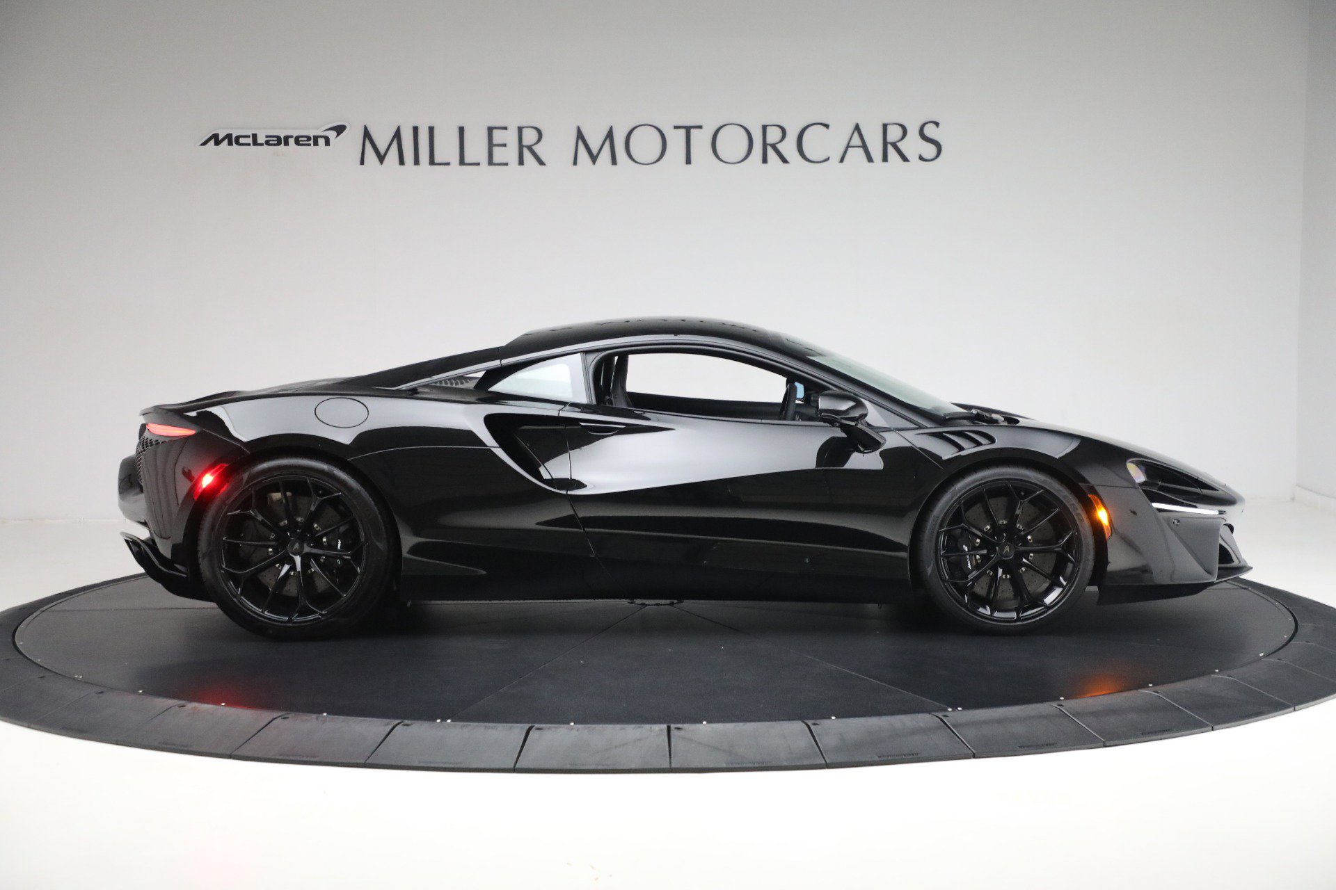 Used 2025 McLaren Artura image 10