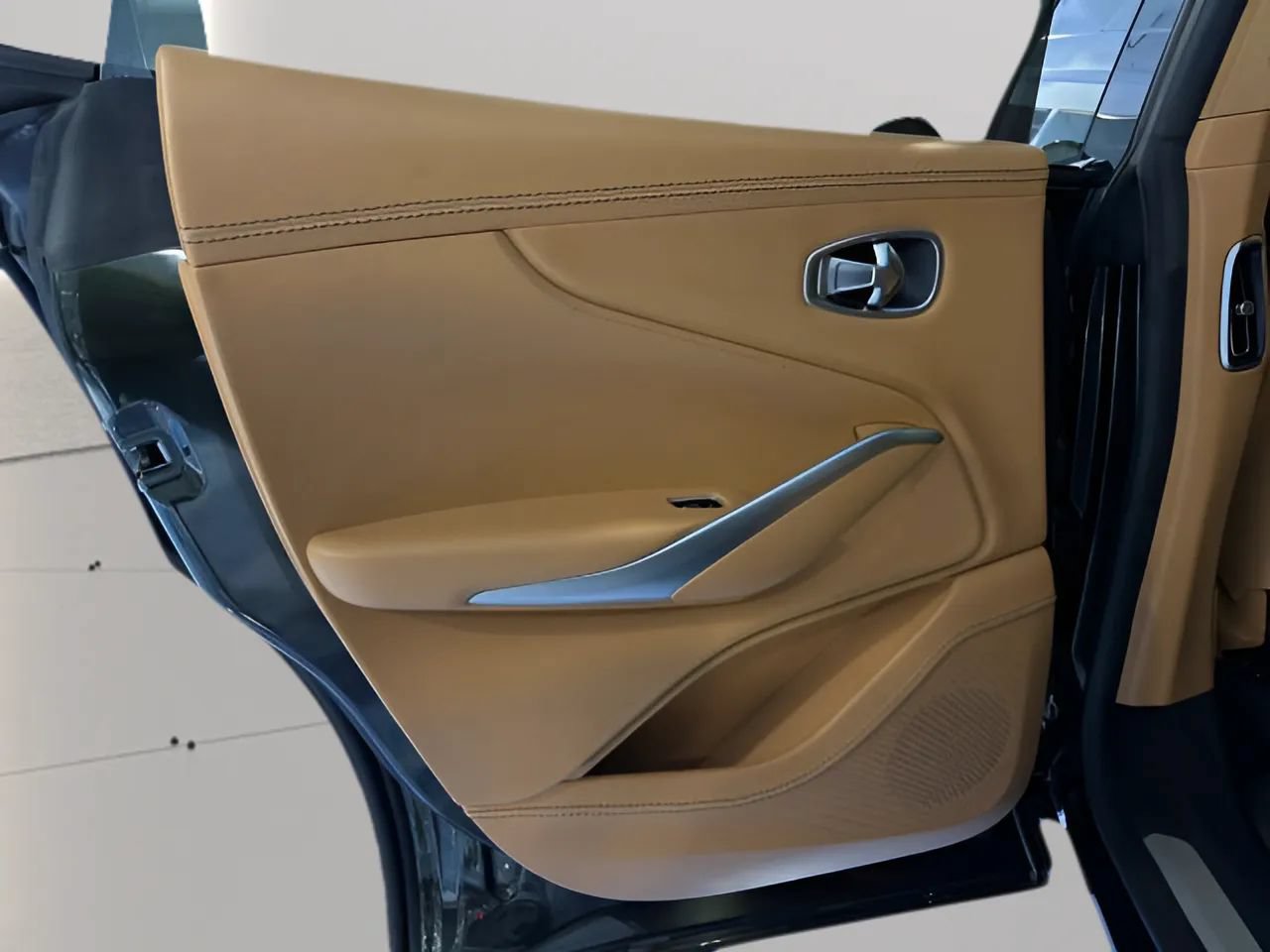 Used 2021 Aston Martin DBX AWD/4WD image 14