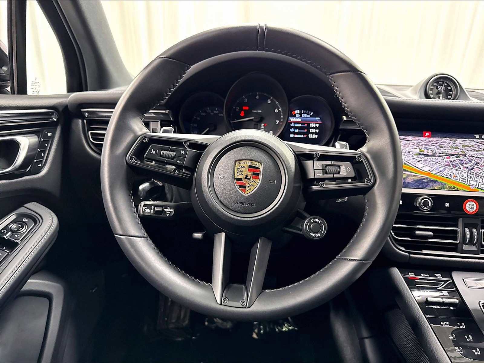Used 2026 Porsche Macan AWD/4WD image 17