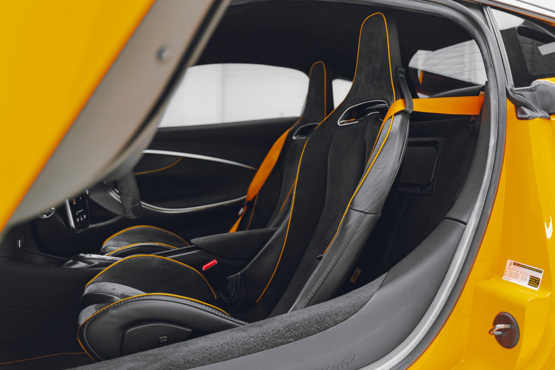 Used 2023 McLaren Artura RWD image 43