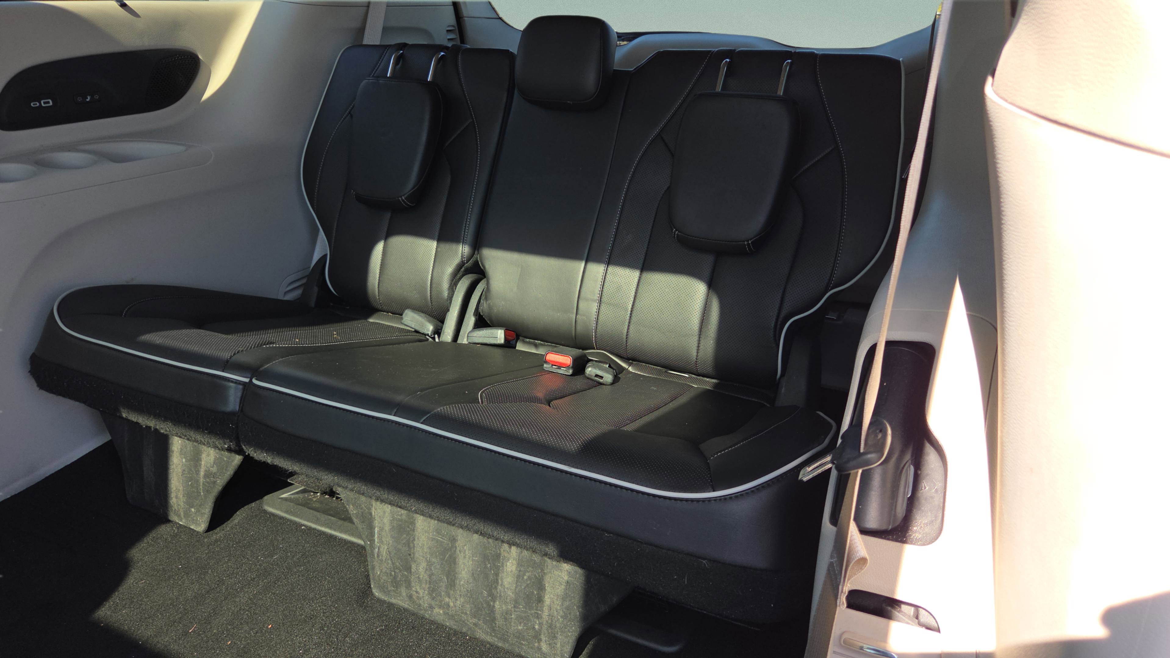 Used 2023 Chrysler Pacifica Limited w/ Uconnect Theater Family Group image 14