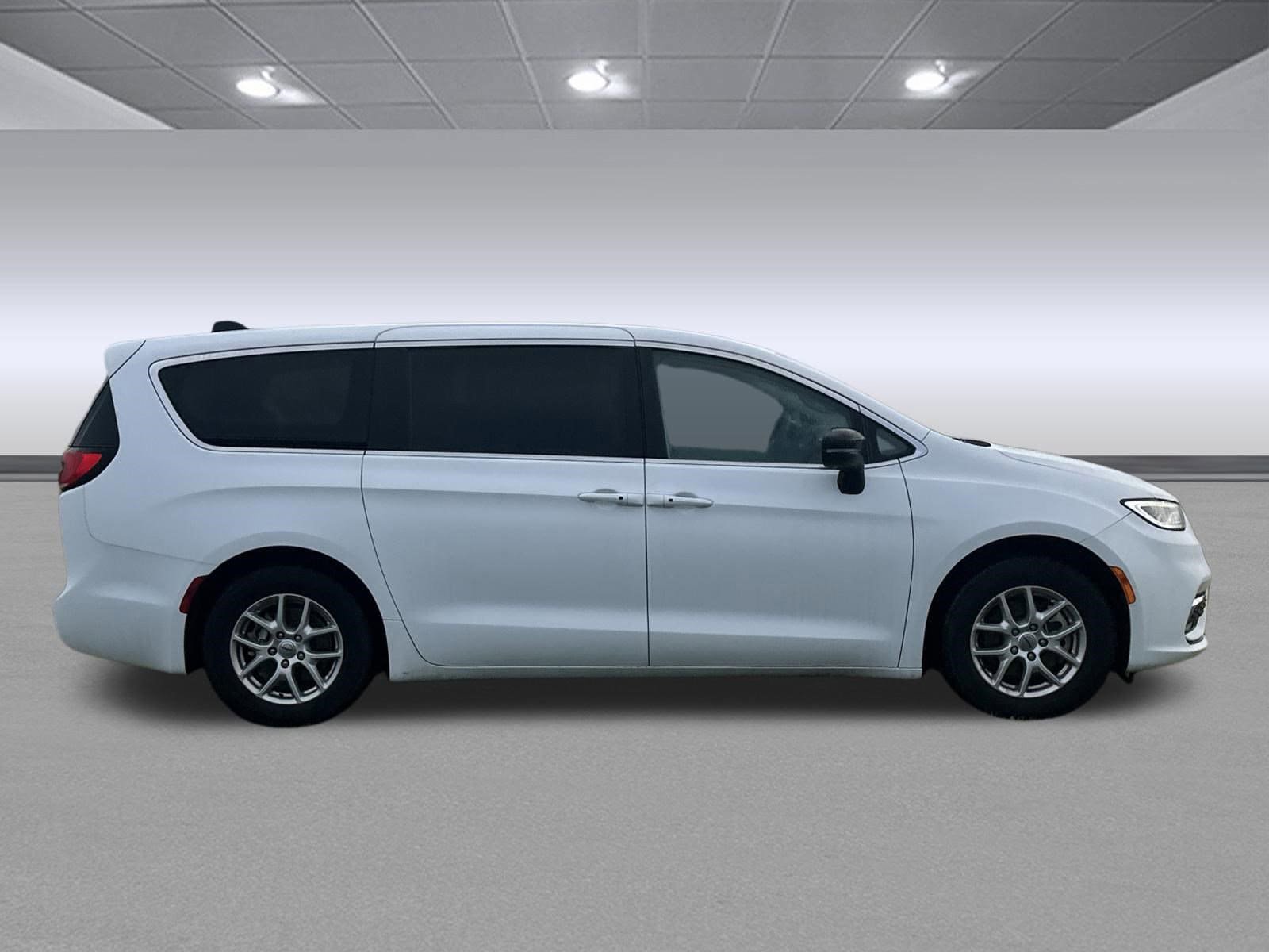 Used 2024 Chrysler Pacifica Touring-L FWD image 2