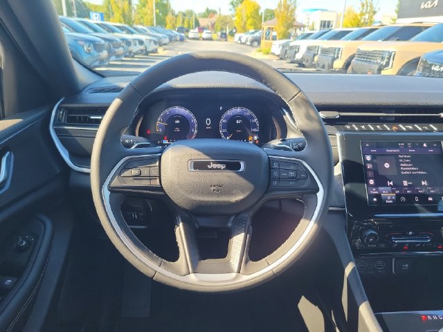 Used 2025 Jeep Grand Cherokee Laredo RWD image 11