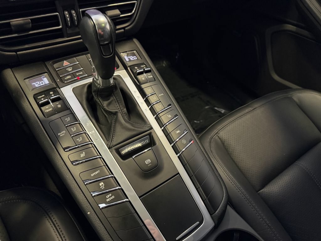 Certified 2021 Porsche Macan AWD/4WD image 19