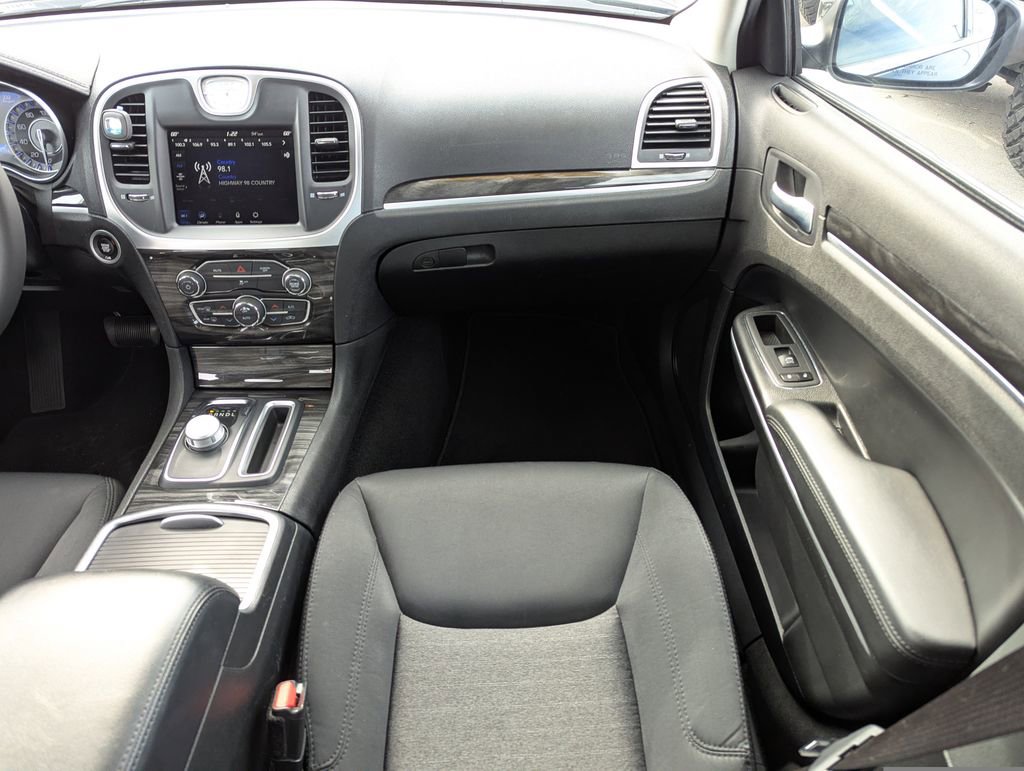Used 2022 Chrysler 300 Touring image 16