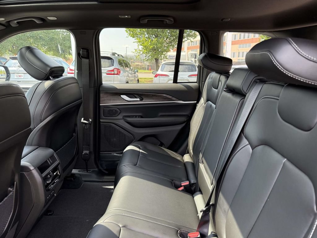 New 2027 Jeep Grand Cherokee Limited AWD/4WD image 17
