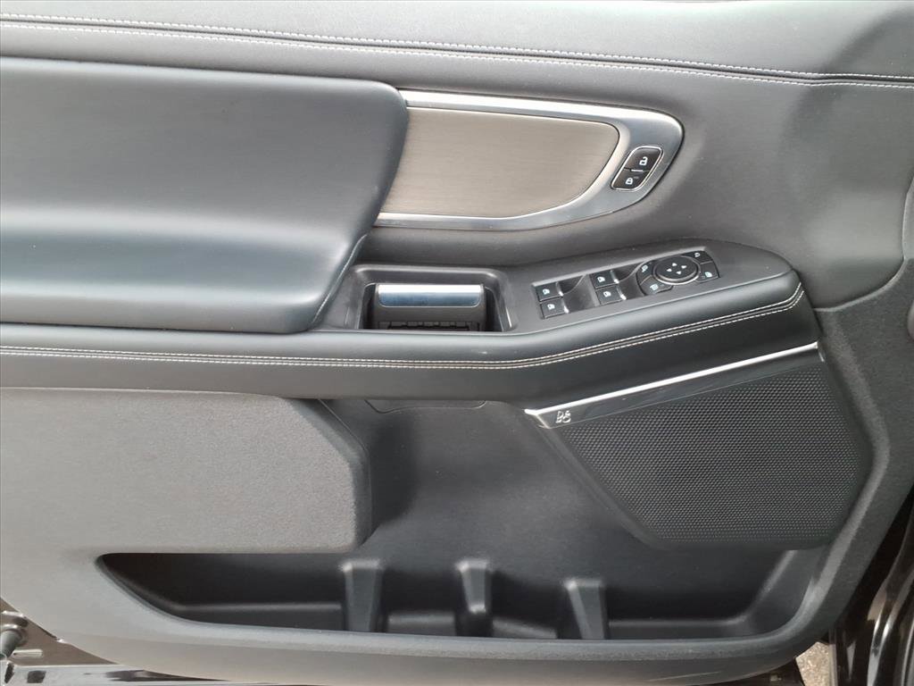 Used 2025 Ford Expedition Platinum image 6