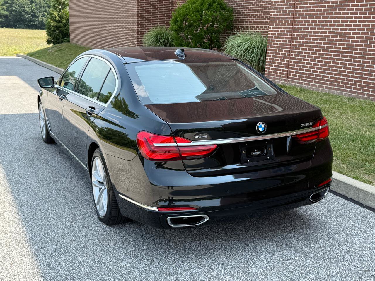 Used 2017 BMW 750i xDrive AWD/4WD image 8