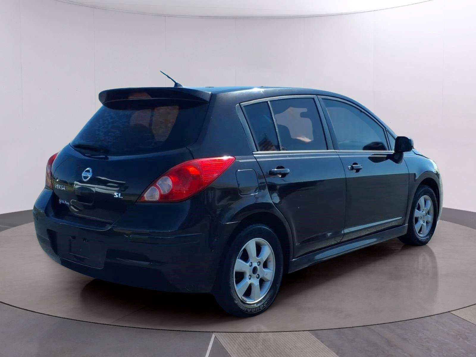 Used 2010 Nissan Versa Hatchback FWD image 5