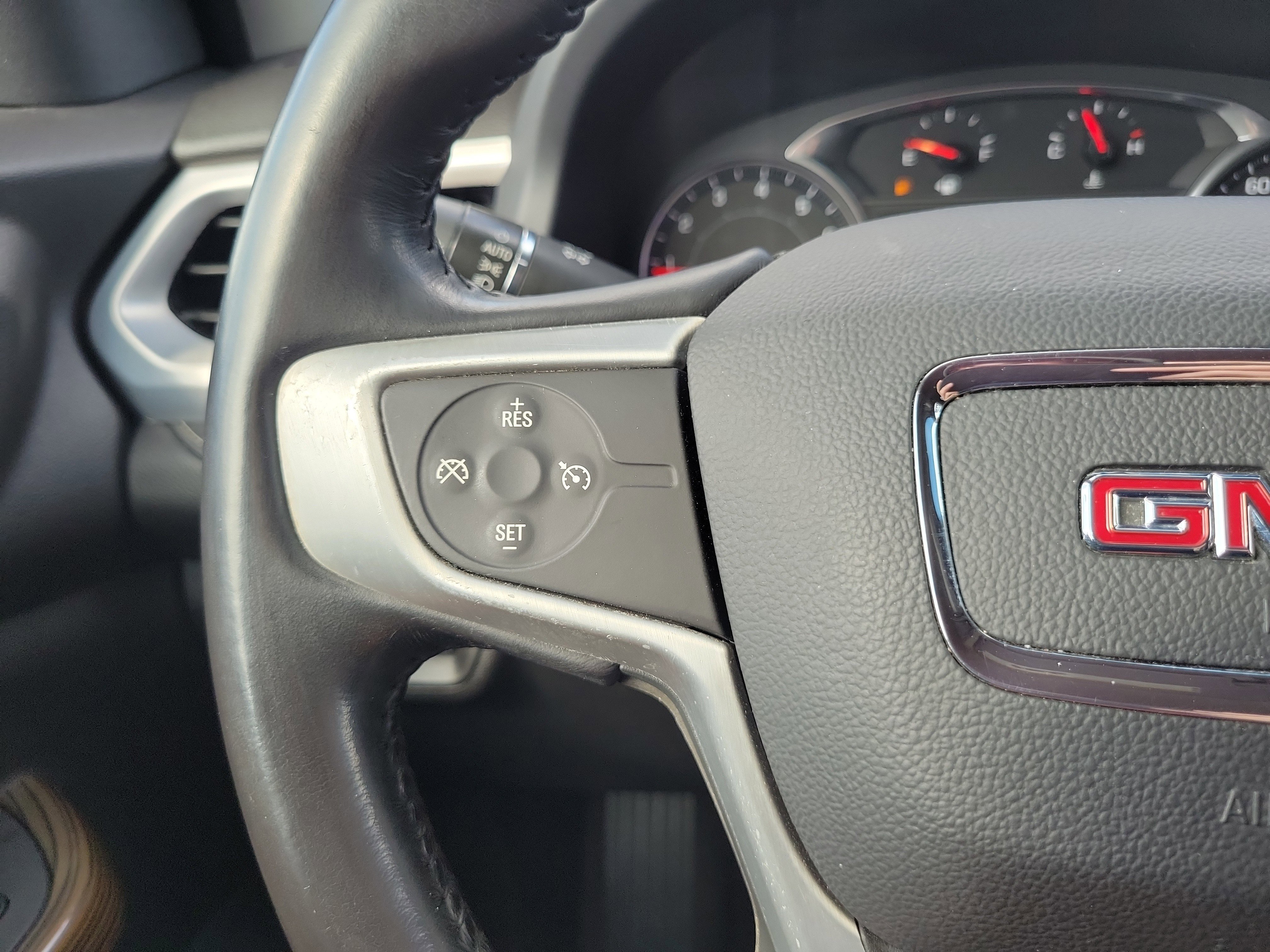 Used 2020 GMC Acadia SLE image 18