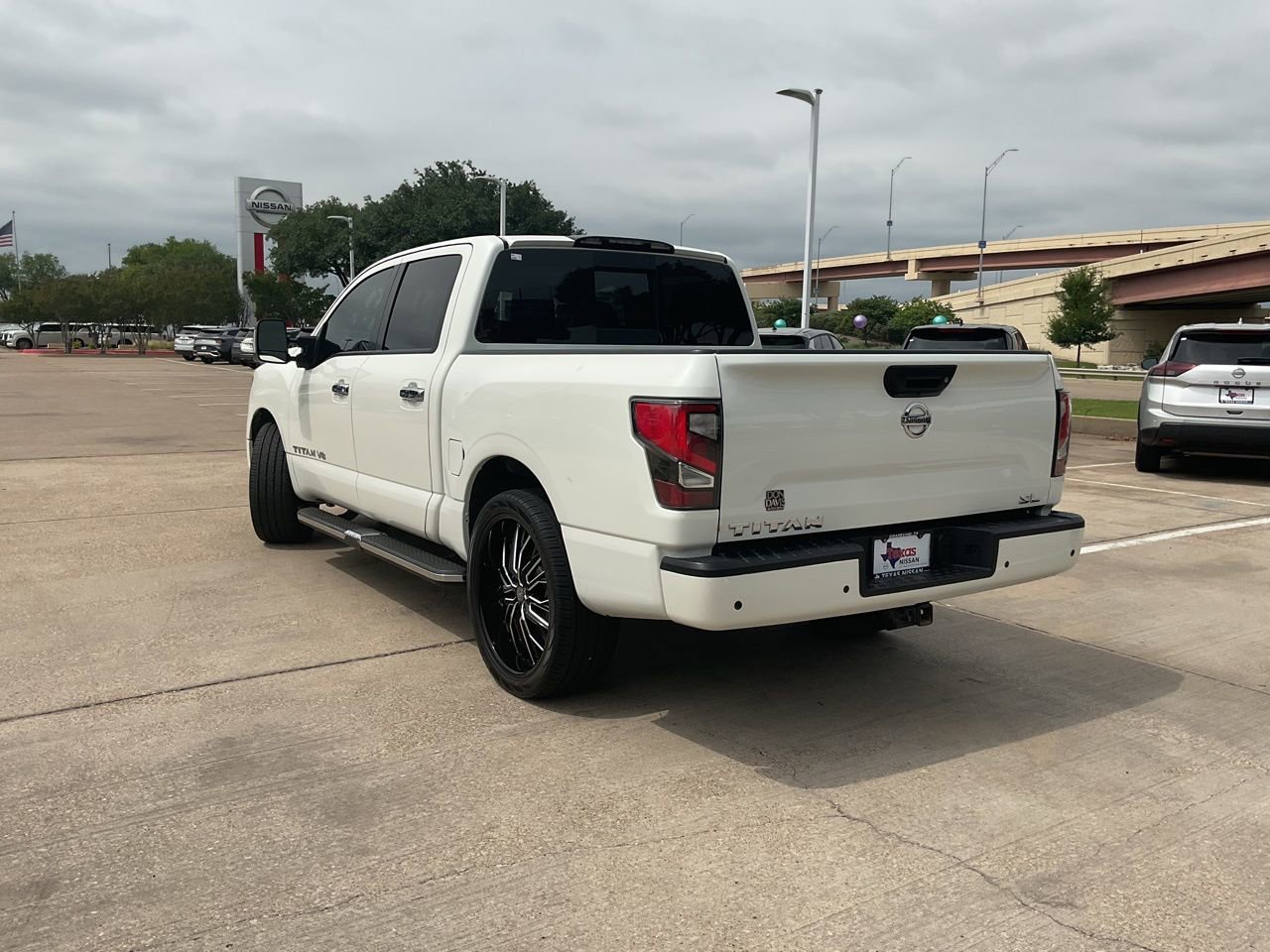 Used 2020 Nissan Titan SL w/ Moonroof Package RWD image 7