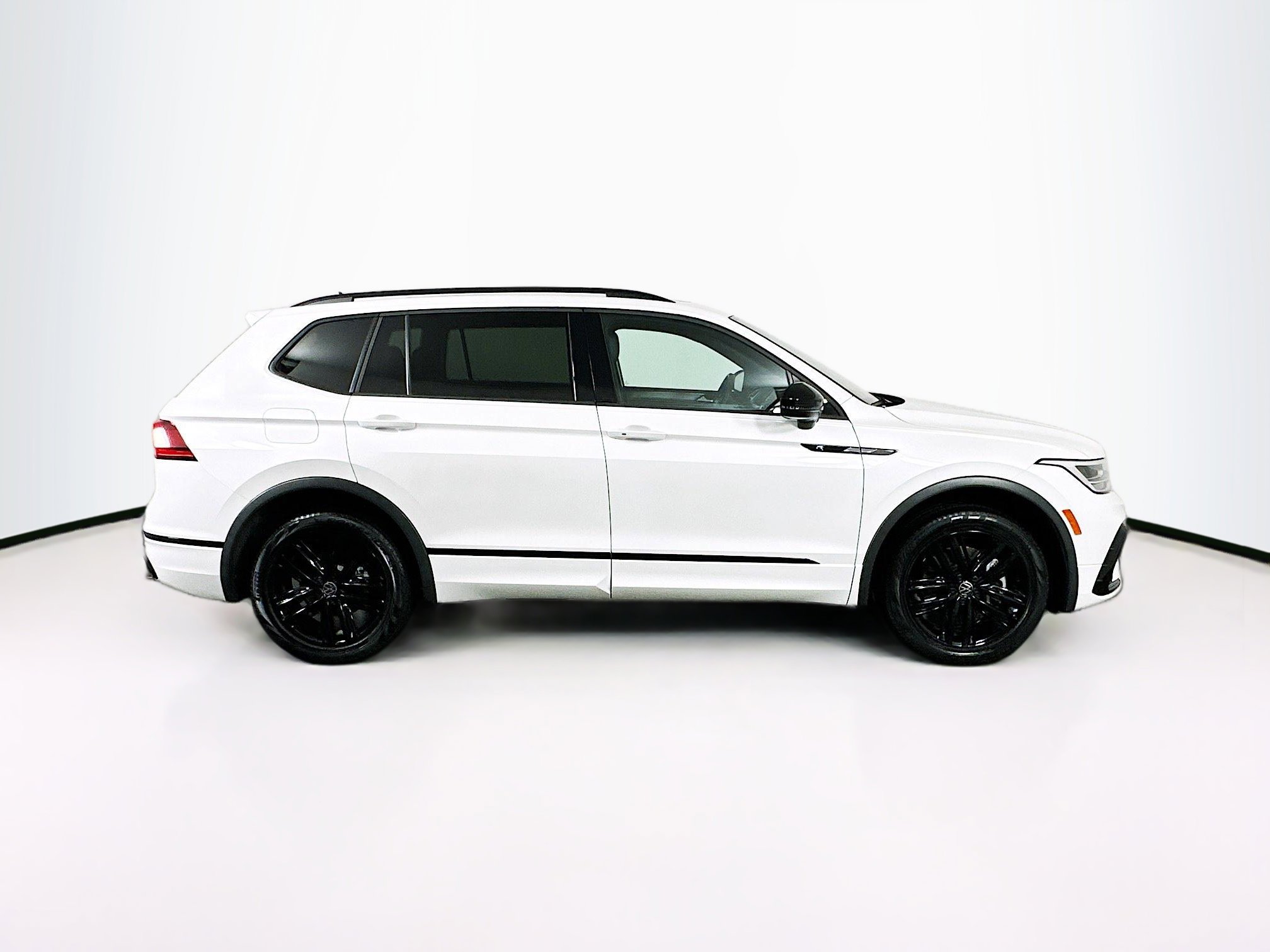 Used 2022 Volkswagen Tiguan SE R-Line image 10